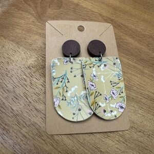 5/$10 Floral Patterned Earrings‎